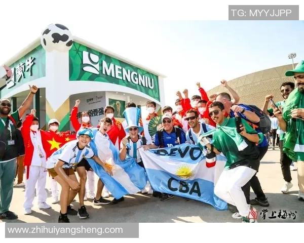 与足球明星合影留念的球迷们最常见的几位球星人物揭秘